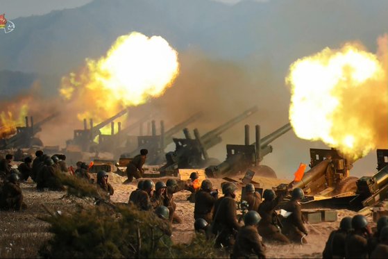 지난 3월 김정은 북한 국무위원장이 포병부대들의 포사격대항경기를 지도했다. 이날 훈련에는 평사포와 곡사포, 122㎜ 방사포가 동원됐다. [조선중앙통신]