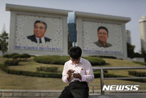스마트폰을 사용하는 북한 청년 /사진=뉴시스