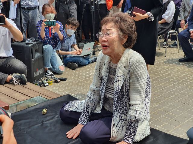 일본군 위안부 피해자인 이용수 할머니가 지난 6일 대구 중구 희움 일본군 위안부 역사관에서 열린 ‘대구·경북 일본군 위안부 피해자 추모의 날’ 행사에서 먼저 떠난 할머니들을 떠올리며 울먹이고 있는 모습. 연합뉴스
