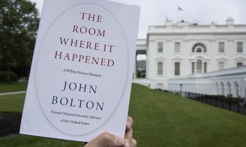 미국 백악관을 배경으로 18일(현지시간) 촬영된 존 볼턴 전 국가안보보좌관의 회고록 '그것이 일어난 방'의 표지. 워싱턴=AP연합뉴스