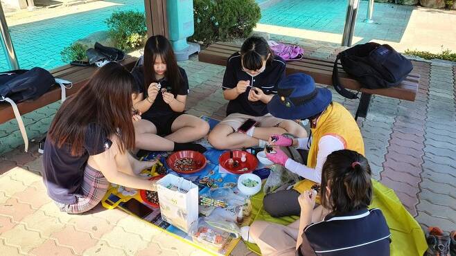 울산 상북중학교 방과후학교에 참여한 학생들이 22일 솔방울로 공예품을 만드는 수업을 하고 있다. [울산 상북중학교 제공. 재판매 및 DB 금지]