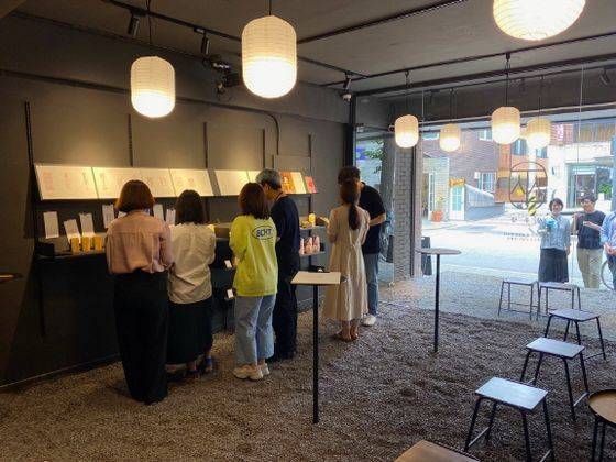 성수당에 들른 사람들. 주로 부적 코너에서 원하는 부적을 찍어 간다. 사진 필라멘트앤코