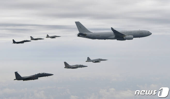 미국 하와이 진주만-히캄 합동기지(JBPHH)에서 출발해 6·25전쟁 국군 전사자 유해를 모신 KC-330 공중급유기 시그너스가 24일 오후 한국방공식별구역(KADIZ)에 진입해 공군 전투기 6대의 엄호 비행을 받고 있다. (국방부 제공) 2020.6.24/뉴스1
