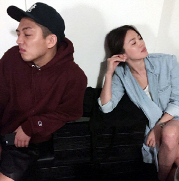 배우 송혜교(오른쪽)와 유아인. 출처|송혜교SNS
