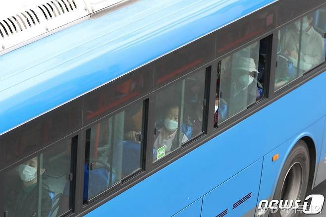 (대구=뉴스1) 공정식 기자 = 신종 코로나바이러스 감염증(코로나19) 확산 방지를 위한 '대중교통 마스크 착용 의무화' 시행 첫날인 26일 오전 대구 도심을 지나는 시내버스에 탄 승객들이 마스크를 착용하고 있다. 2020.5.26/뉴스1