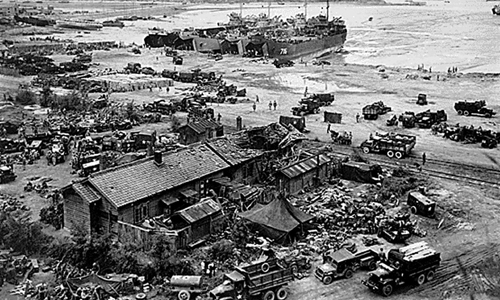 1950년 9월 15일에 찍힌 국가기록원의 사진은 한국전쟁에 대한 미국의 참전을 알리는 인천상륙작전 중 미군 차량과 장비가 해변에 하역되는 모습. AFP연합뉴스