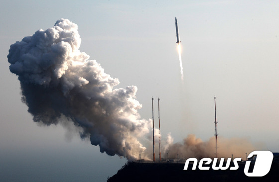 한국 첫 우주발사체 나로호(KSLV-1)가 30일 오후 전남 고흥 나로우주센터에서 우주를 향해 날아가고 있다. (한국항공우주연구원 제공) 2013.1.30/뉴스1