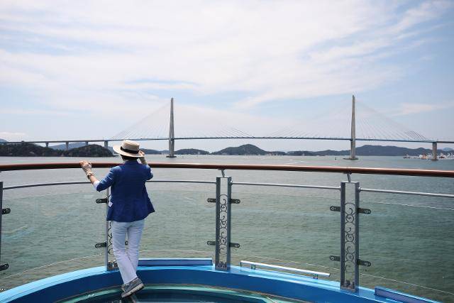 최근 개장한 목포스카이워크 앞에 목포대교가 가로지르고 있다.