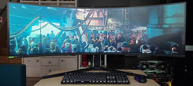 49인치 디스플레이는 32:9 비율에 1,000R 곡률까지 적용했다.