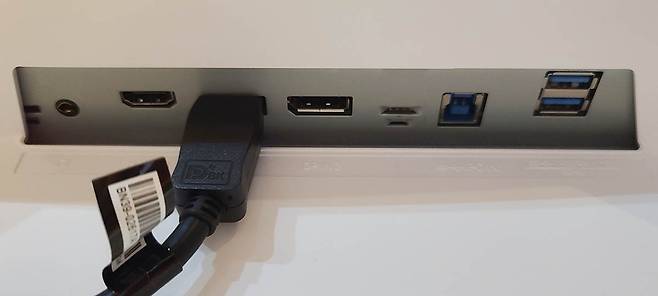 영상 출력 단자도 잘 마련되어 있다.