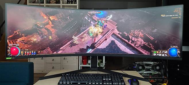 화면비로 인해 더 많은 정보를 접할 수 있다는 것은 장점이다.