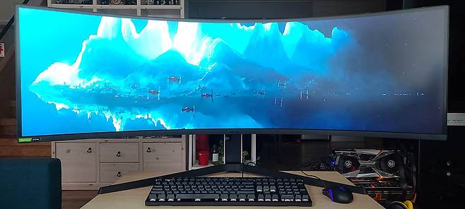 32:9 비율에 맞는 영상을 보면 좋겠지만 그 수가 거의 없다고 봐도 무방하다. 실제로 넷플릭스나 유튜브를 보면 좌우 화면이 검게 잘려 나온다.