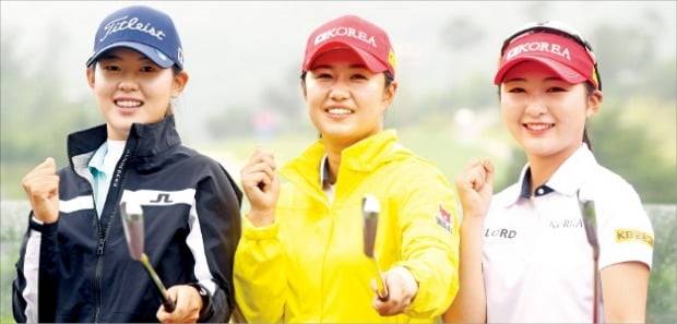 BC카드·한경 레이디스컵 2020에 출전한 아마추어 박지빈(왼쪽부터), 마다솜, 이예원이 파이팅을 외치며 선전을 다짐하고 있다. /포천힐스CC=허문찬 기자 sweat@hankyung.com