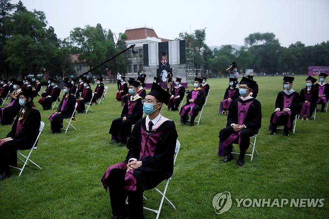 '코로나19 거리두기' 마스크 착용한 중국 대학 졸업생들 (베이징 로이터=연합뉴스) 중국 베이징 칭화대학교 졸업생들이 23일(현지시간) 신종 코로나바이러스 감염증(코로나19) 예방을 위해 마스크를 착용하고 '사회적 거리두기'를 지키며 졸업식에 참석하고 있다. daeuliii@yna.co.kr