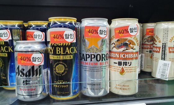 편의점을 장악했던 일본 맥주가 ' 불매 운동 ' 1 년 만에 씨가 말랐다 . 지난해 11 월 서울 시내 한 슈퍼마켓에서 팔리지 않는 일본 맥주를 할인해 팔고 있는 모습 . 연합뉴스〉