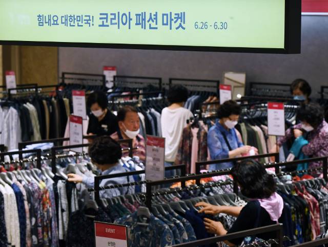 28일 서울 중구 롯데백화점 본점 행사장에서 ‘대한민국 동행세일’의 일환으로 개최된 ‘코리아 패션 마켓’을 찾은 시민들이 물건을 살펴보고 있다.