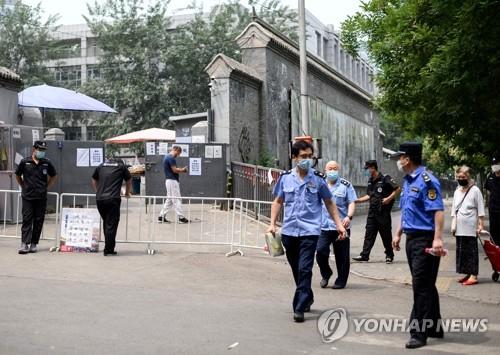 코로나19로 폐쇄된 베이징 시장 앞 보안요원 [AFP=연합뉴스]