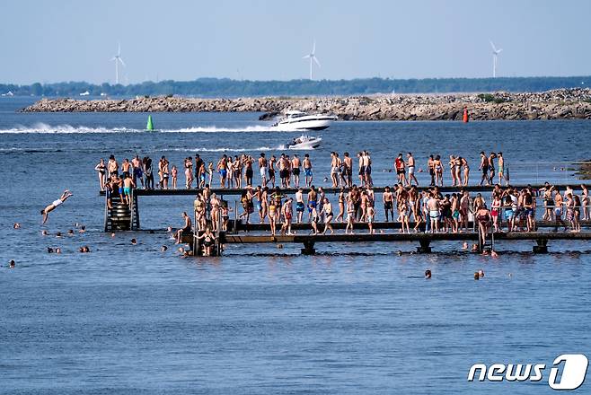 25일(현지시간) 스웨덴 말뫼에서 사람들이 수영을 즐기고 있다. © 로이터=뉴스1