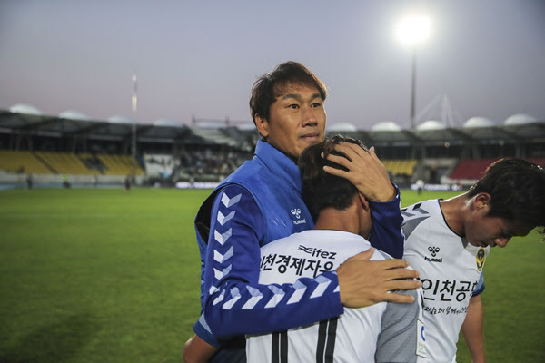 지난해 10월 19일 성남전에서 승리를 거둔 후 인천 선수들을 안아주는 유상철 명예감독./한국프로축구연맹
