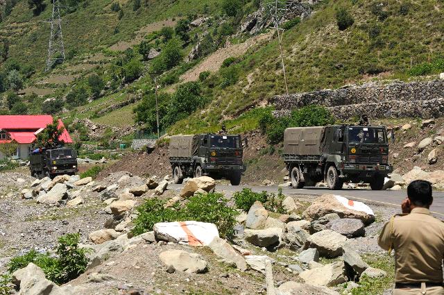 인도 군용 트럭들이 중국과의 국경 유혈충돌 일주일 후인 22일 자국령 카슈미르주 가간기르에서 국경도시 라다크로 향하는 도로를 따라 이동하고 있다. 카슈미르=EPA 연합뉴스