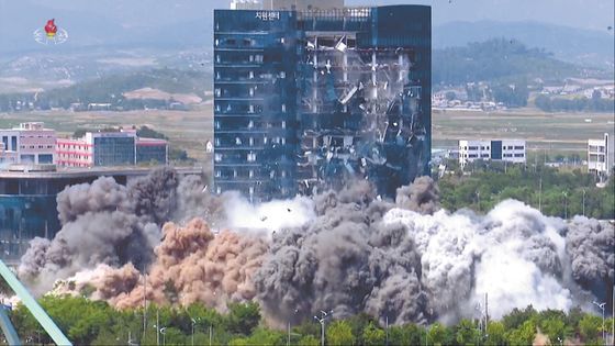 북한이 지난 16일 개성 남북공동연락사무소를 폭파한 조선중앙TV 장면. 연락 사무소 건물 신축 등에만 한국 정부 예산 168억원이 투입됐다. 폭파 충격으로 파손된 종합지원센터 피해는 별도다, [뉴시스]
