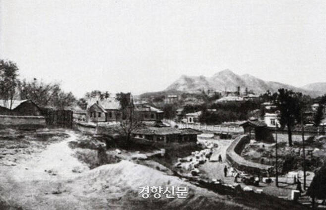 왕립영어학교인 육영공원이 세워진 자리. 현재 덕수궁 돌담길 인근인 서울시립미술관 자리에 건립된 것으로 알려졌다. 이 사진은 이탈리아 외교관인 카를로 로제티의 <꼬레아 에 꼬레아니>(1905)에 수록된 것이다.