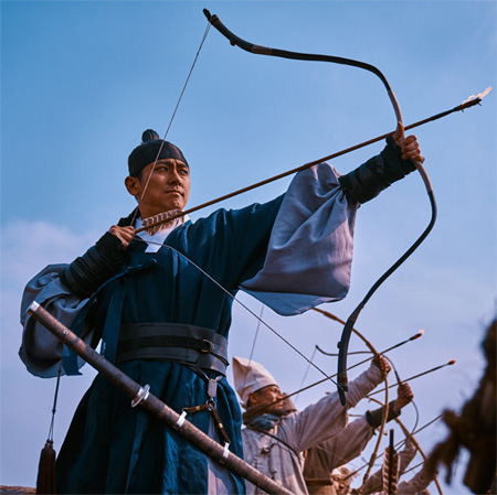 ‘킹덤‘ 시즌2에서 왕세자 이창(주지훈)이 활을 쏘는 모습. ‘킹덤‘ 시즌2는 3월 공개 직후 동남아시아 넷플릭스 톱10에 올랐다. 넷플릭스 제공