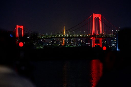 도쿄 레인보우 브리지. 코로나19 확산을 경계하는 의미의 적색 조명이 켜지고 있다./사진제공=AFP