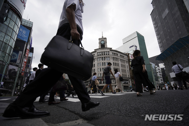 [도쿄=AP/뉴시스]지난달 24일 일본 수도 도쿄의 긴자 거리에서 시민들이 횡단보도를 건너고 있다. 2020.06.25.
