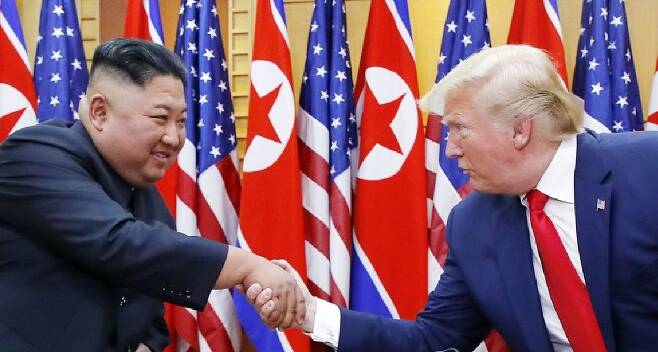 도널드 트럼프 미국 대통령이 김정은 북한 국무위원장과 대화에 앞서 악수하고 있다. (사진=연합뉴스/자료사진)