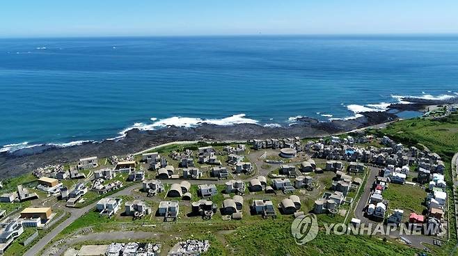 제주 예래휴양형주거단지 법적 분쟁 종결 (서귀포=연합뉴스) 박지호 기자 = 1일 제주국제자유도시개발센터(JDC)는 서귀포 예래휴양형주거단지 투자자인 말레이시아 버자야 그룹에 1천200억원을 배상하고 법적 분쟁을 종결키로 했다. 사진은 이날 오후 하늘에서 본 예래휴양형주거단지 공사 현장의 모습. 2020.7.1 jihopark@yna.co.kr