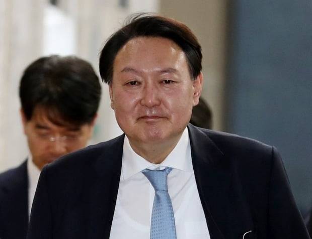 윤석열 검찰총장이 추미애 법무부 장관을 예방한 뒤 정부과천청사 법무부 건물을 나서고 있다. (사진=연합뉴스)