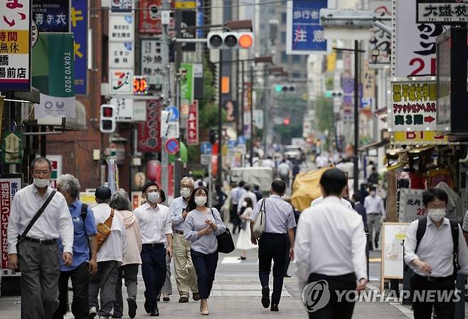 코로나19 속 거리 걷는 도쿄 시민들 (도쿄 EPA=연합뉴스) 일본 도쿄 시민들이 3일 상점 밀집 거리를 걷고 있다. 이날 도쿄에서는 신종 코로나바이러스 감염증(코로나19) 확진자 124명이 나와 두달 만에 최고치를 기록했다. daeuliii@yna.co.kr
