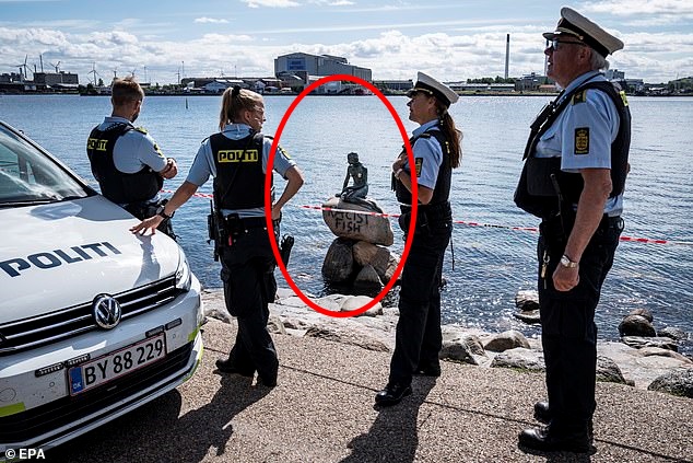 ‘인종차별주의 물고기’라고 쓰여진 낙서를 바라보고 있는 덴마크 현지 경찰(사진=EPA 연합뉴스)