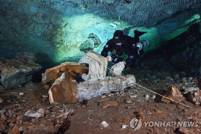멕시코 수중동굴 탐사하는 연구자 [CINDAQ/INAH/AFP=연합뉴스] 재판매 및 DB 금지