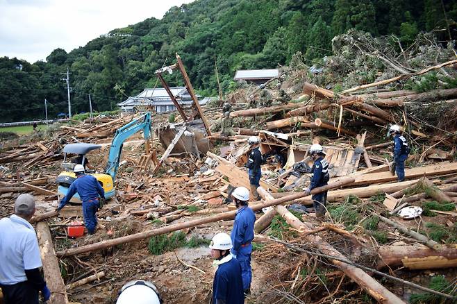 일본 규슈 구마모토현에서 지난 4일 기록적인 폭우가 발생해 가옥이 무너지자 복구 인력이 투입됐다.  구마모토｜지지통신연합뉴스