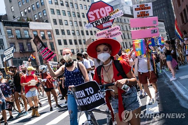 6월28일 마스크 쓰고 뉴욕 거리 행진하는 시위대 [AFP/게티이미지=연합뉴스]