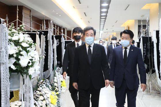 6일 오전 서울 종로구 서울대병원 장례식장에서 안희정 전 충남지사의 모친 비소가 차려지면서 이낙연 더불어민주당 의원이 조문을 하고 있다. 최정동 기자