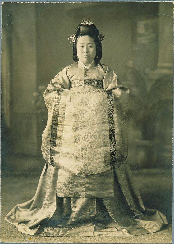 조선왕조의 마지막 주방상궁이었던 한희순 상궁의 50세 때 관례복(1939년)