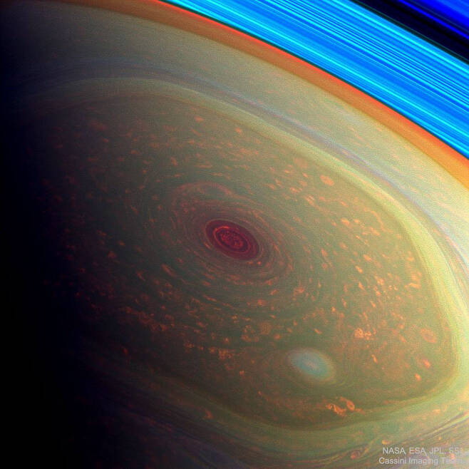 태양계에서 유일한 토성 북극의 육각형 구름.사진=NASA, ESA, JPL, SSI, Cassini Imaging Team