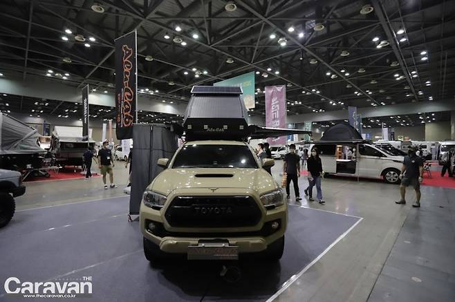 픽업 트럭의 측면에는 샤워 큐브를 결합해 외부에서 샤워실로 활용할 수 있다