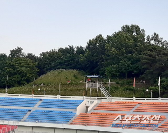 7일, 산 중턱에서 상주시민운동장에서 열린 상주상무와 전북 현대의 '하나원큐 K리그1 2020' 대결을 지켜보는 팬들.