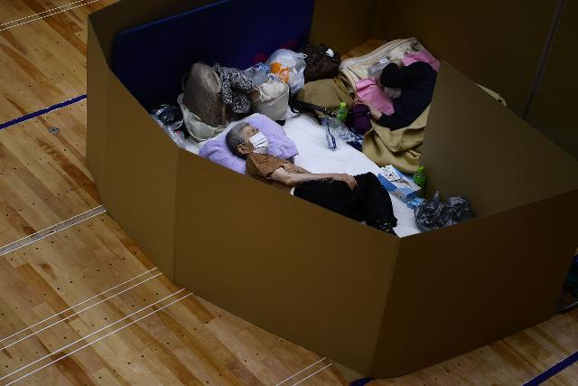 폭우 피해를 입은 이재민들이 6일 야츠시로 시립 종합체육관에 대피해 골판지로 칸막이를 만든 후 휴식을 취하고 있다. 야츠시로=AFP 연합뉴스