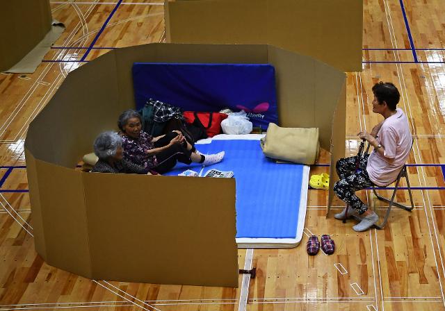 6일 구마모토현 야츠시로 시립 종합체육관에서 이재민들이 골판지로 가림막을 만들어 놓고 휴식을 취하고 있다. 야츠시로=AFP 연합뉴스