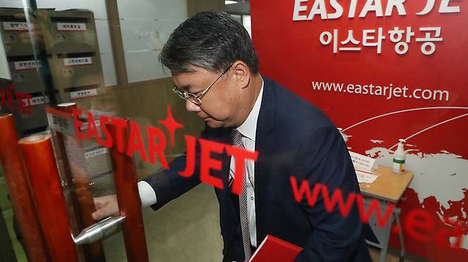 주총 무산에 어두운 표정 짓는 최종구 이스타항공 대표