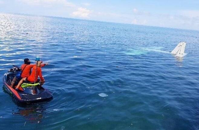 필리핀서 바다에 불시착한 경비행기 [GMA 뉴스 웹사이트 캡처. 재판매 및 DB 금지]