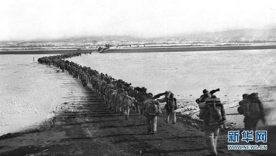 중국은 남침에 나섰던 북한이 반격을 받아 열세에 처하게 되자 1950년 10월 중국인민지원군을 편성해 북한을 도우며 한국전쟁에 참전한다. [중국 신화망 캡처]