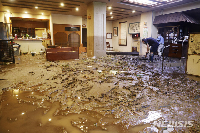 [오이타=AP/뉴시스] 7일 온천 마을로 유명한 유후인(由布院)의 한 호텔의 로비가 물과 진흙으로 가득찼다. 일본 규슈(九州)에서 기록적인 호우가 수일 째 이어지며 인명 피해가 계속되고 있다. 2020.7.8.