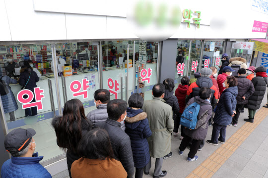 지난 3월 4일 오전 서울 종로구 한 약국에 공적 마스크를 구매하고자 시민들이 줄을 서 있다. (사진=뉴시스)