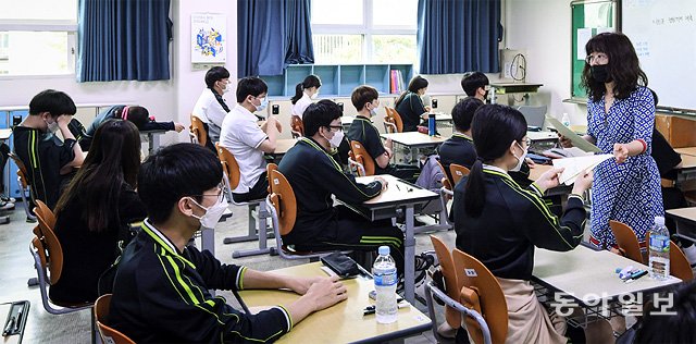 서울 상암고 학생들이 올해 6월 18일 실시된 대학수학능력시험 모의평가를 준비하고 있다. 동아일보DB